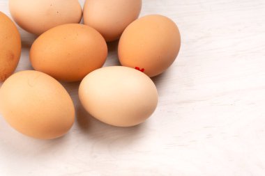 Beyaz arka planda, closeup çiğ yumurta 