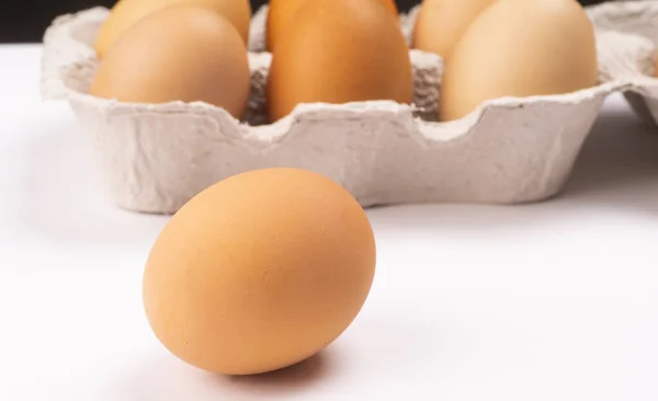 Braune Hühnereier Eierfach Aus Pappe Bio Für Ein Gesundes Proteinfrühstück — Stockfoto