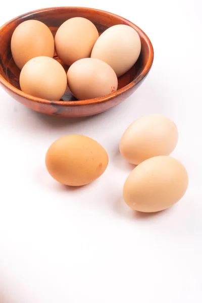 Cuenco Madera Con Huevos Pollo Frescos Sobre Fondo Blanco Primer —  Fotos de Stock