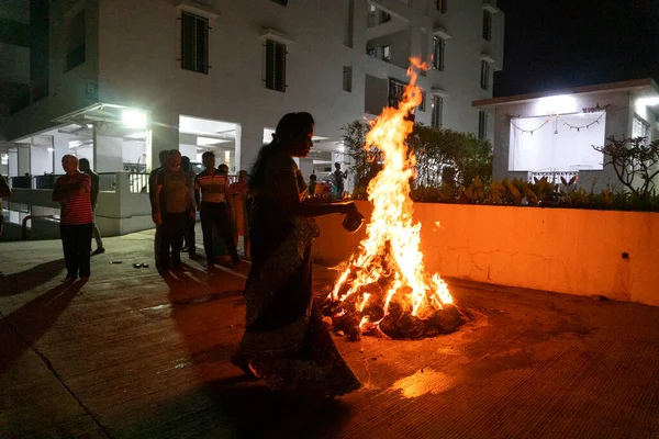 Indien Mars 2022 Hinduiska Anhängare Utför Heliga Ritualer Runt Brasan — Stockfoto