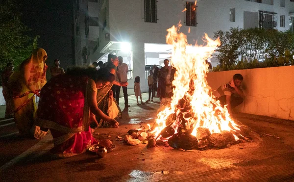 Índia Março 2022 Devotos Hindus Realizam Rituais Sagrados Torno Fogueira — Fotografia de Stock