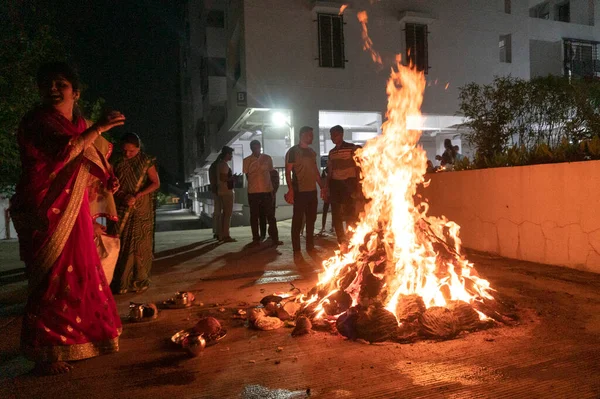 Индия Марта 2022 Года Индуистские Преданные Проводят Священные Ритуалы Вокруг — стоковое фото