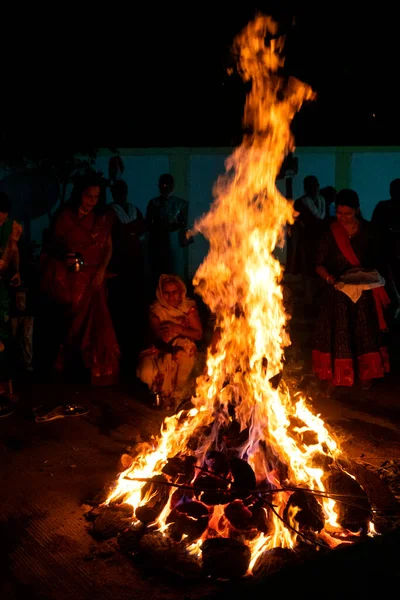 India Marca 2022 Hinduscy Wielbiciele Odprawiają Święte Rytuały Wokół Ogniska — Zdjęcie stockowe