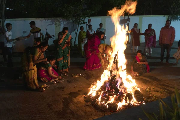 India Marca 2022 Hinduscy Wielbiciele Odprawiają Święte Rytuały Wokół Ogniska — Zdjęcie stockowe