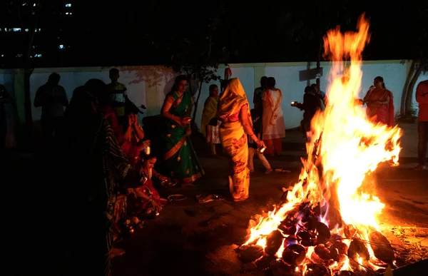 India Marca 2022 Hinduscy Wielbiciele Odprawiają Święte Rytuały Wokół Ogniska — Zdjęcie stockowe