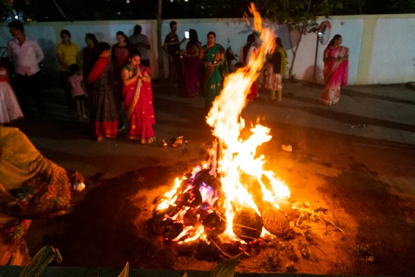 India Marca 2022 Hinduscy Wielbiciele Odprawiają Święte Rytuały Wokół Ogniska — Zdjęcie stockowe