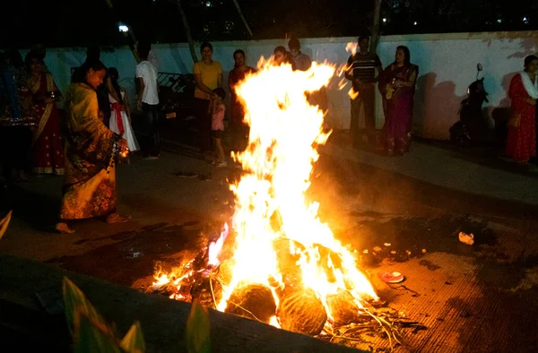 Indien Mars 2022 Hinduiska Anhängare Utför Heliga Ritualer Runt Brasan — Stockfoto