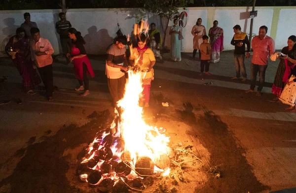 India Marzo 2022 Los Devotos Hindúes Realizan Rituales Sagrados Alrededor — Foto de Stock