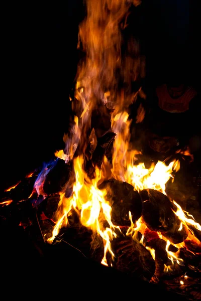 Red Flames Teepee Campfire Dark Ground Campsite Wild Overcast Closeup — Stock Photo, Image