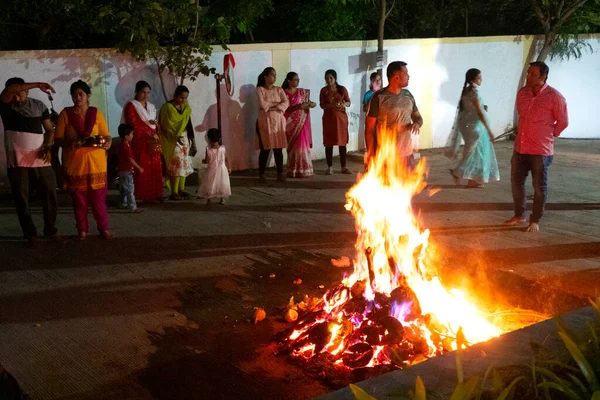 India Marzo 2022 Devoti Indù Eseguono Rituali Sacri Attorno Falò — Foto Stock