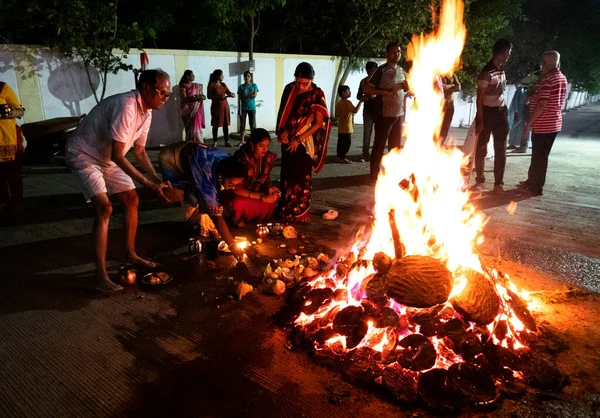 Indien Mars 2022 Hinduiska Anhängare Utför Heliga Ritualer Runt Brasan — Stockfoto