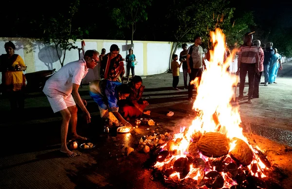 Índia Março 2022 Devotos Hindus Realizam Rituais Sagrados Torno Fogueira — Fotografia de Stock