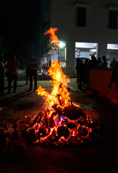 Índia Março 2022 Devotos Hindus Realizam Rituais Sagrados Torno Fogueira — Fotografia de Stock