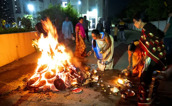 Índia Março 2022 Devotos Hindus Realizam Rituais Sagrados Torno Fogueira — Fotografia de Stock