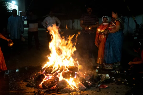 Índia Março 2022 Devotos Hindus Realizam Rituais Sagrados Torno Fogueira — Fotografia de Stock