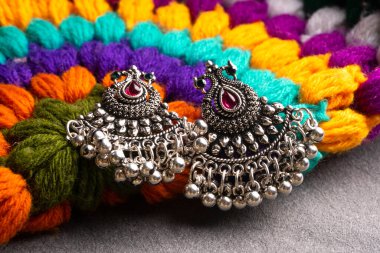 Geleneksel Hint antikası ya da gri arka planda eski tarz küpeler 