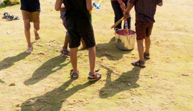 INDIA - 18 Mart 2022: Çocuklar gündüz vakti bahçede su tabancalarıyla oynuyorlar 