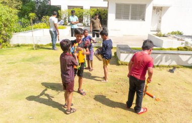 INDIA - 18 Mart 2022: Çocuklar gündüz vakti bahçede su tabancalarıyla oynuyorlar 