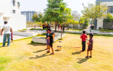 INDIA - 18 Mart 2022: Çocuklar gündüz vakti bahçede su tabancalarıyla oynuyorlar 