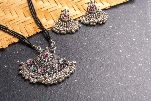 Pendentif Indien Style Antique Rétro Traditionnel Avec Boucles Oreilles Sur — Photo