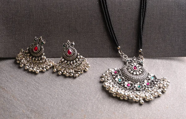 Pendentif Indien Style Antique Rétro Traditionnel Avec Boucles Oreilles Sur — Photo