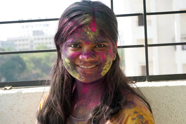 India Březen 2022 Portrét Indické Ženy Která Obalena Barevným Práškem — Stock fotografie