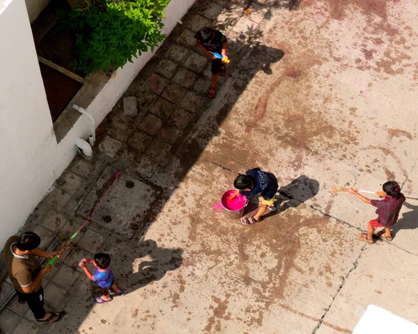 India Mart 2022 Avluda Tabancalarıyla Oynayan Çocukların Hava Görüntüsü — Stok fotoğraf