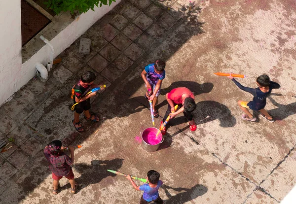 India Mart 2022 Avluda Tabancalarıyla Oynayan Çocukların Hava Görüntüsü — Stok fotoğraf