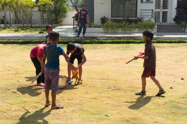 Índia Março 2022 Crianças Brincando Com Armas Água Quintal Durante — Fotografia de Stock