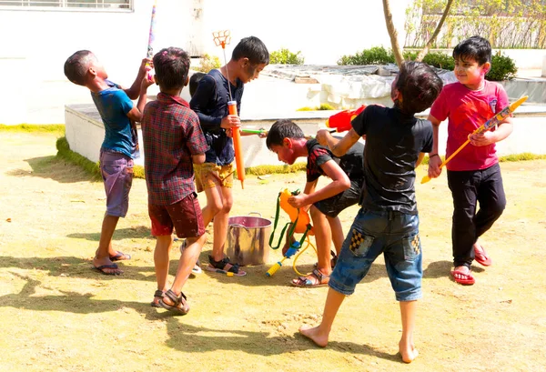 Índia Março 2022 Crianças Brincando Com Armas Água Quintal Durante — Fotografia de Stock