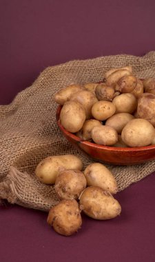 Tahta kasede pişirmek için taze çiğ patates, yakın çekim.