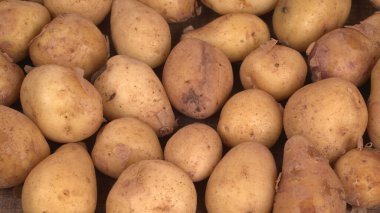 Pişirmek için çiğ patates yığını, yakın çekim.