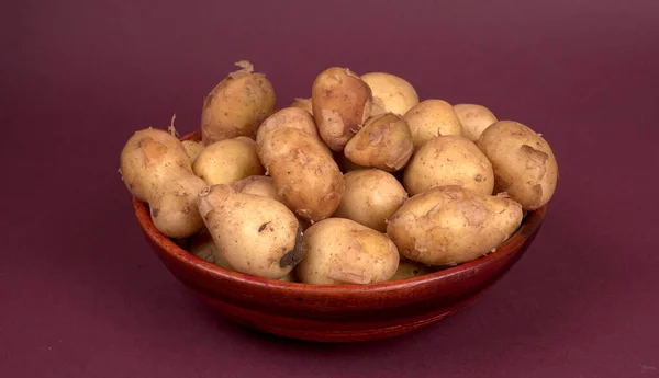 Batatas Cruas Frescas Para Cozinhar Tigela Madeira Tiro Close — Fotografia de Stock