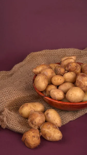 Patatas Frescas Crudas Para Cocinar Cuenco Madera Primer Plano —  Fotos de Stock