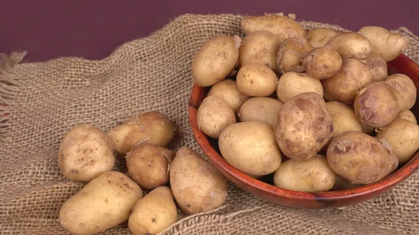 Verse Rauwe Aardappelen Voor Het Koken Houten Kom Close Shot — Stockfoto