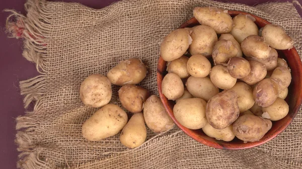 Verse Rauwe Aardappelen Voor Het Koken Houten Kom Close Shot — Stockfoto