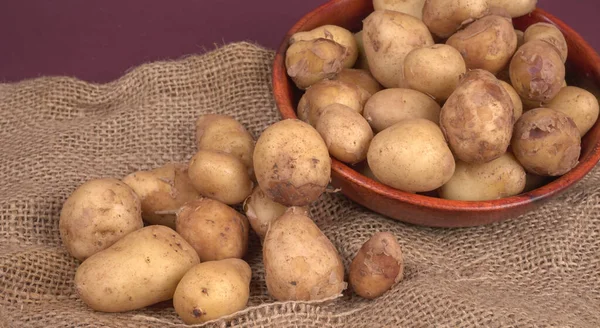 Batatas Cruas Frescas Para Cozinhar Tigela Madeira Tiro Close — Fotografia de Stock