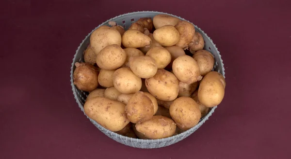 Свіжа Сира Картопля Приготування Сірій Пластиковій Мисці Крупним Планом — стокове фото