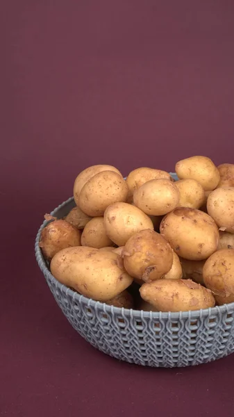 Świeże Surowe Ziemniaki Gotowania Szarej Plastikowej Misce Ujęcie Bliska — Zdjęcie stockowe