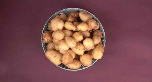 Φρέσκες Πατάτες Για Μαγείρεμα Γκρι Πλαστικό Μπολ Κοντινό Πλάνο — Φωτογραφία Αρχείου