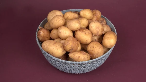 Patatas Frescas Crudas Para Cocinar Tazón Plástico Gris Primer Plano — Foto de Stock