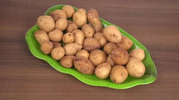 Świeże Ziemniaki Gotowania Zielonej Tacy Strzał Bliska — Zdjęcie stockowe
