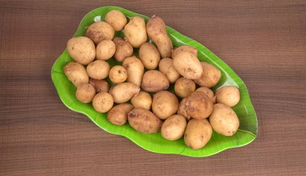 Batatas Frescas Para Cozinhar Bandeja Verde Tiro Close — Fotografia de Stock