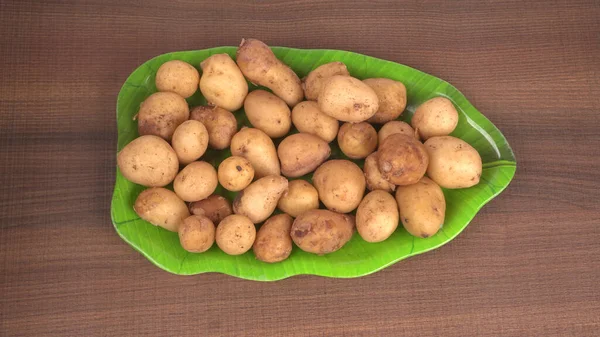 Φρέσκες Πατάτες Για Μαγείρεμα Πράσινο Δίσκο Κοντινό Πλάνο — Φωτογραφία Αρχείου