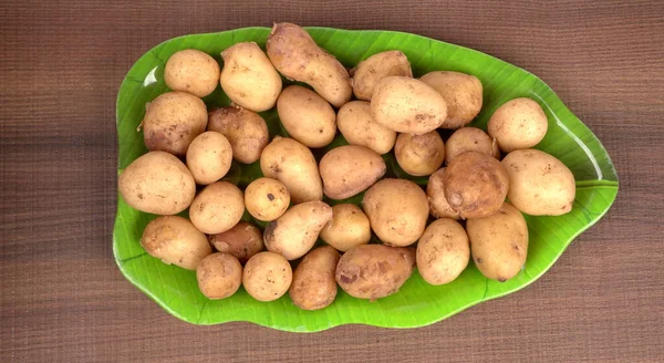 Färsk Potatis För Matlagning Grön Bricka Närbild — Stockfoto