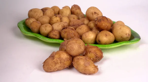 Patatas Frescas Para Cocinar Bandeja Verde Primer Plano —  Fotos de Stock