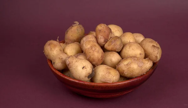 Batatas Cruas Frescas Para Cozinhar Tigela Madeira Tiro Close — Fotografia de Stock