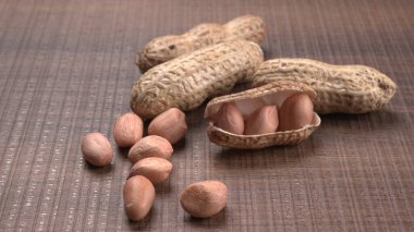 Ahşap arka planda kabuklu organik fıstık yığını. Sağlıklı ve besleyici gıdalar için birebir..