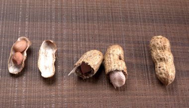 Ahşap arka planda kabuklu organik fıstık yığını. Sağlıklı ve besleyici gıdalar için birebir..