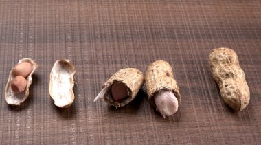 Ahşap arka planda kabuklu organik fıstık yığını. Sağlıklı ve besleyici gıdalar için birebir..